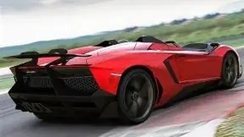 萧敬腾携手经纪人同行，共撑雨伞共度回家时光